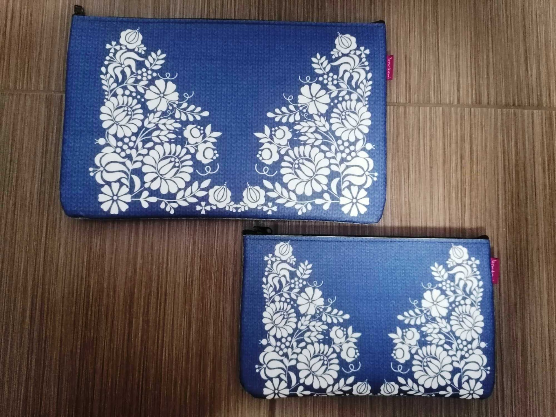 Kozmetická taštička XL 31x20 - biely ornament na modrom pozadí