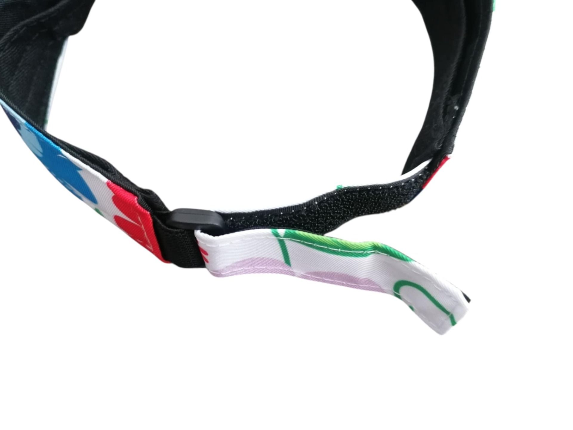 Šilt s ľudovým motívom - kvety na bielom pozadí