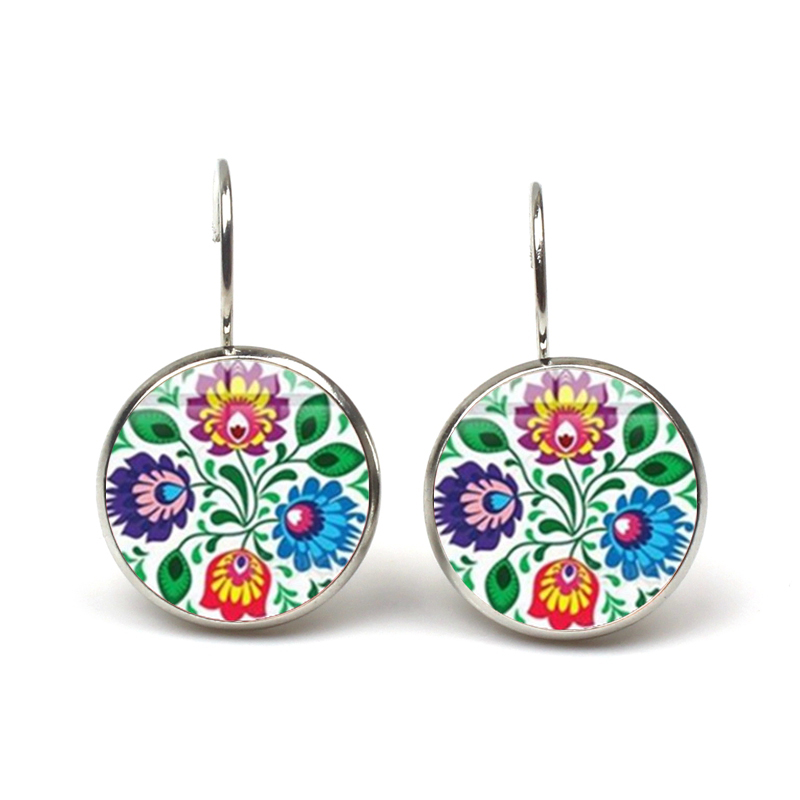 Visiace náušnice s ľudovým motívom - kvety na bielom pozadí