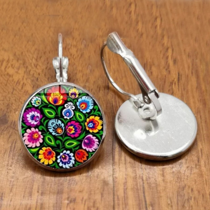 Visiace náušnice s ľudovým motívom - drobné kvety na čiernom pozadí