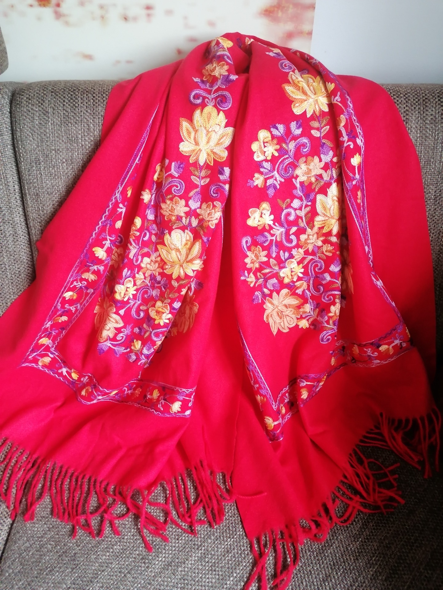 Dlhý hrubý teplý šál s ľudovou výšivkou - 70cm x 200cm - červený (fialové nite)