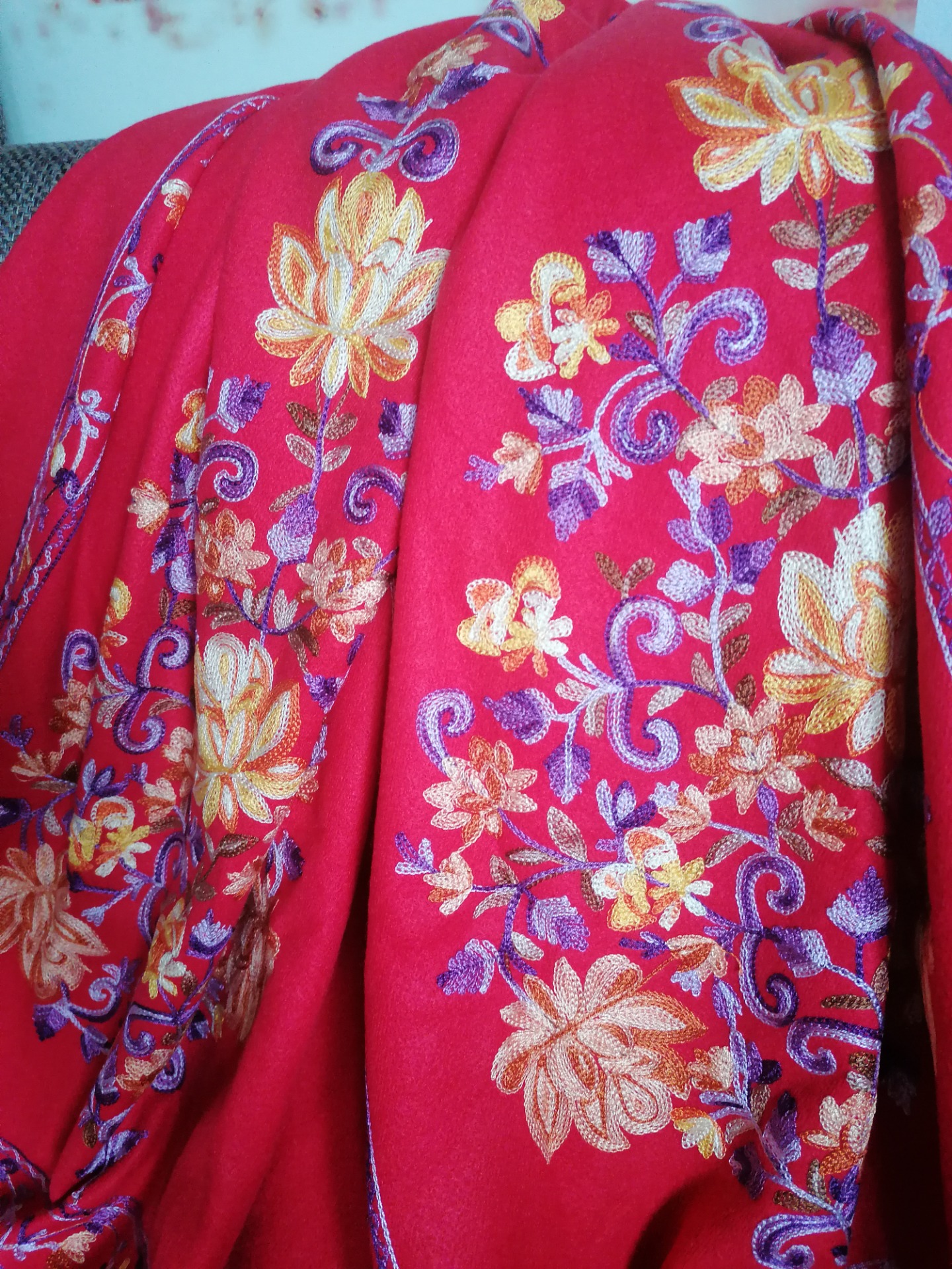 Dlhý hrubý teplý šál s ľudovou výšivkou - 70cm x 200cm - červený (fialové nite)