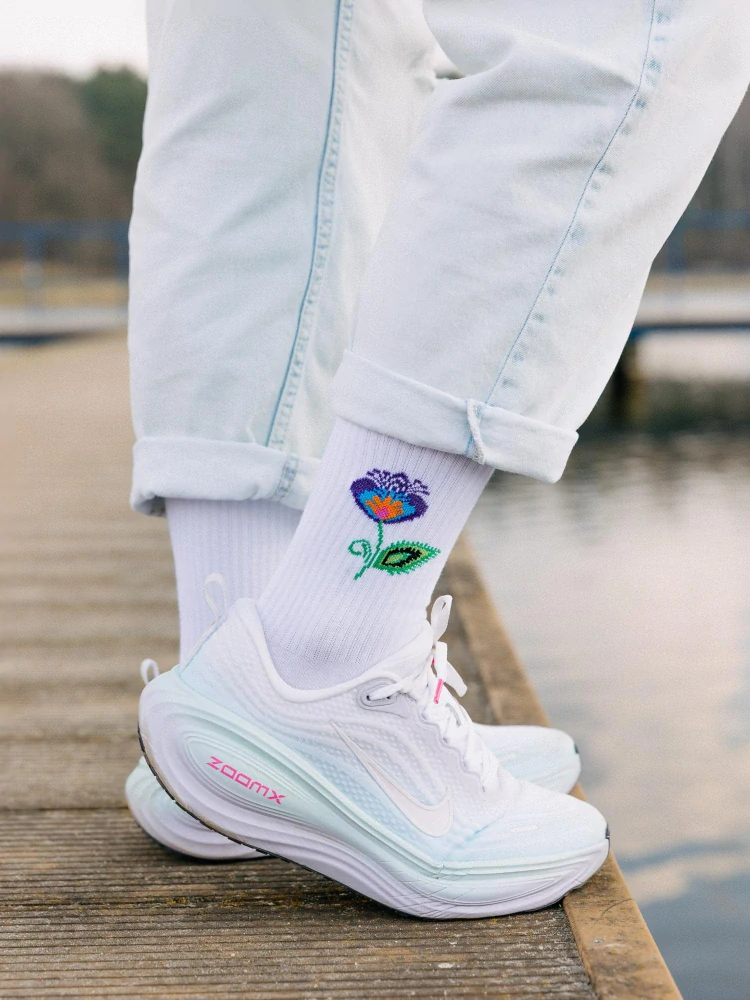 Ponožky s ľudovým motívom 36-40 - biele, fialový kvet