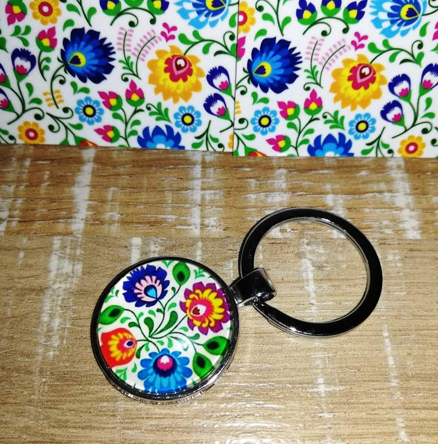 Kľúčenka s ľudovým motívom - kvety na bielom pozadí 101