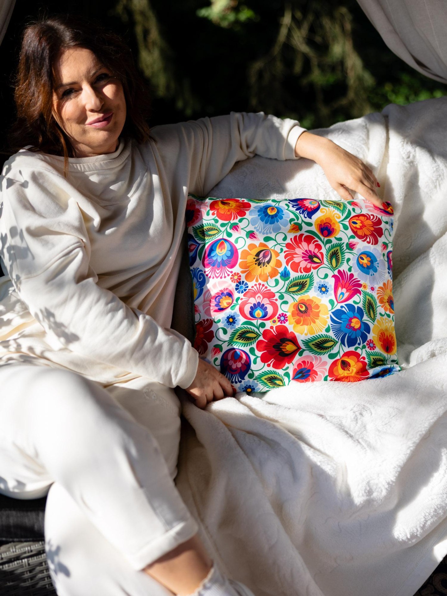 Zamatový vankúš s ľudovým motívom - biely