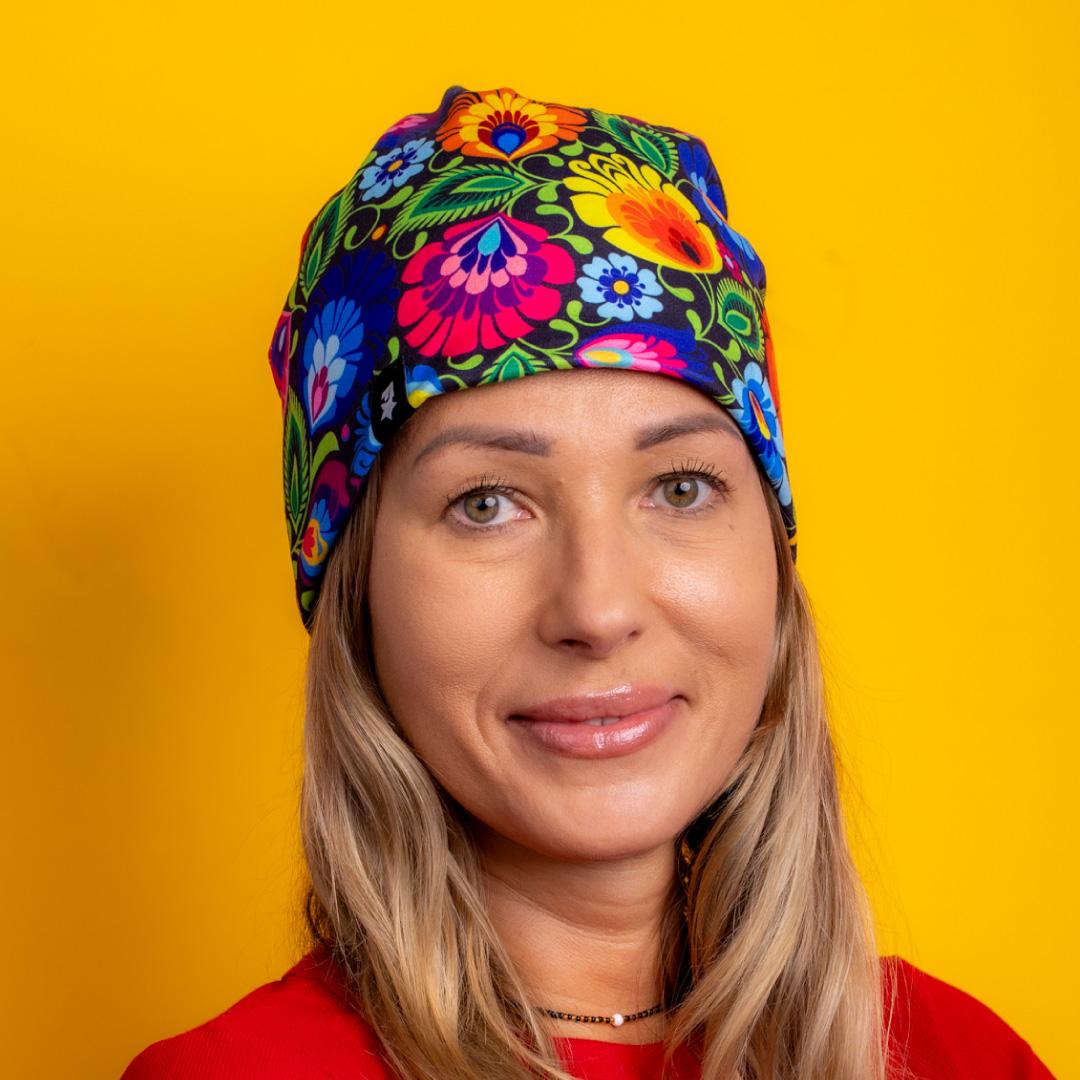 Dámska čiapka - kvety na čiernom pozadí