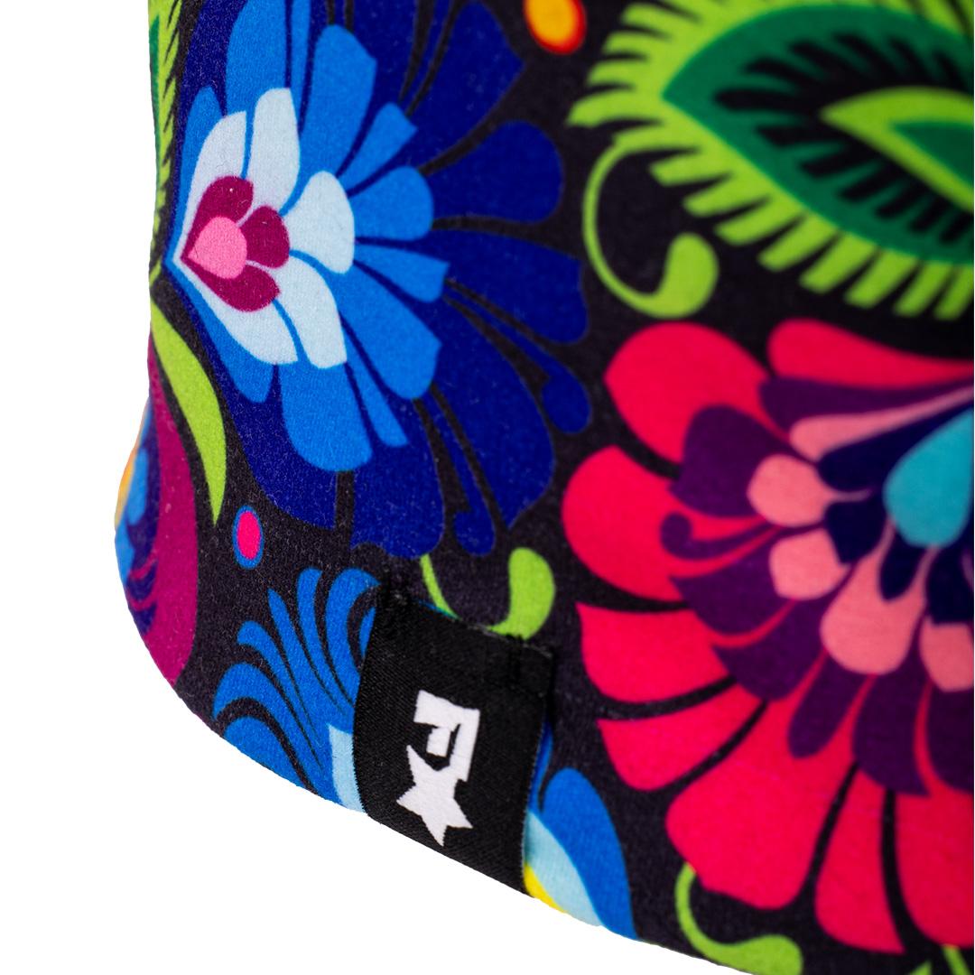 Dámska čiapka - kvety na čiernom pozadí