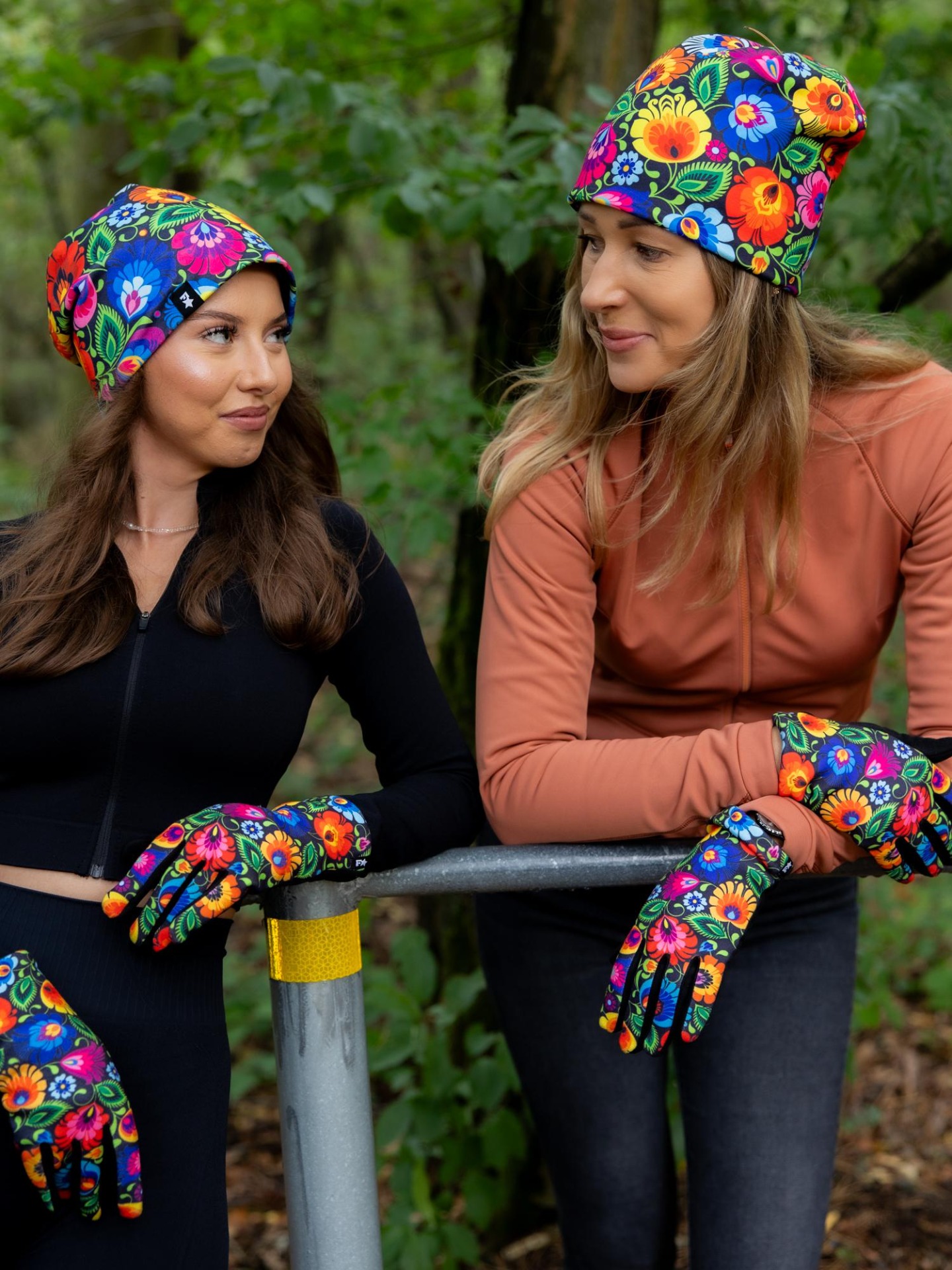 Dámske rukavice - kvety na čiernom pozadí