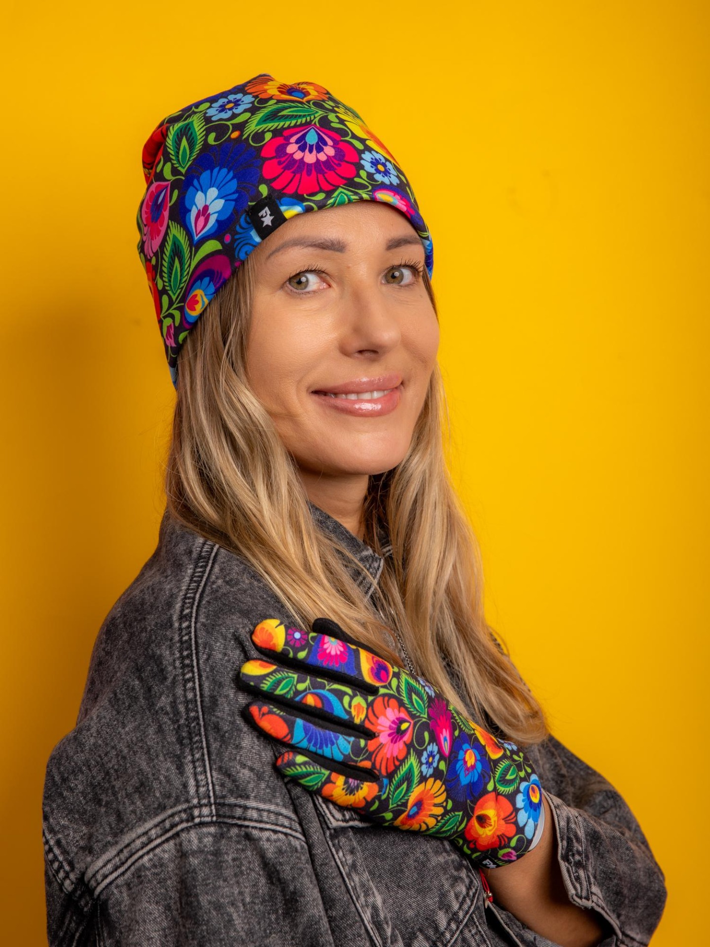 Dámske rukavice - kvety na čiernom pozadí