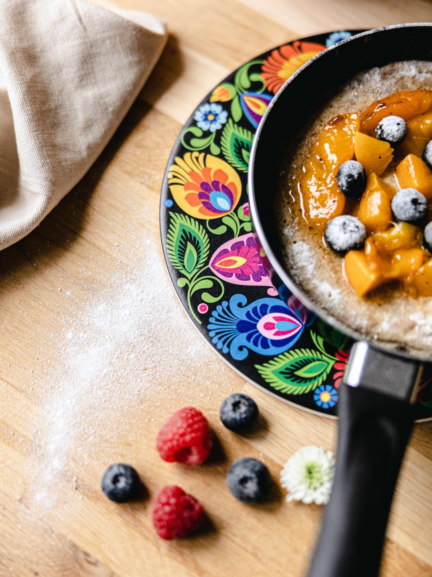 Matná keramická podložka pod hrniec s korkom - čierna