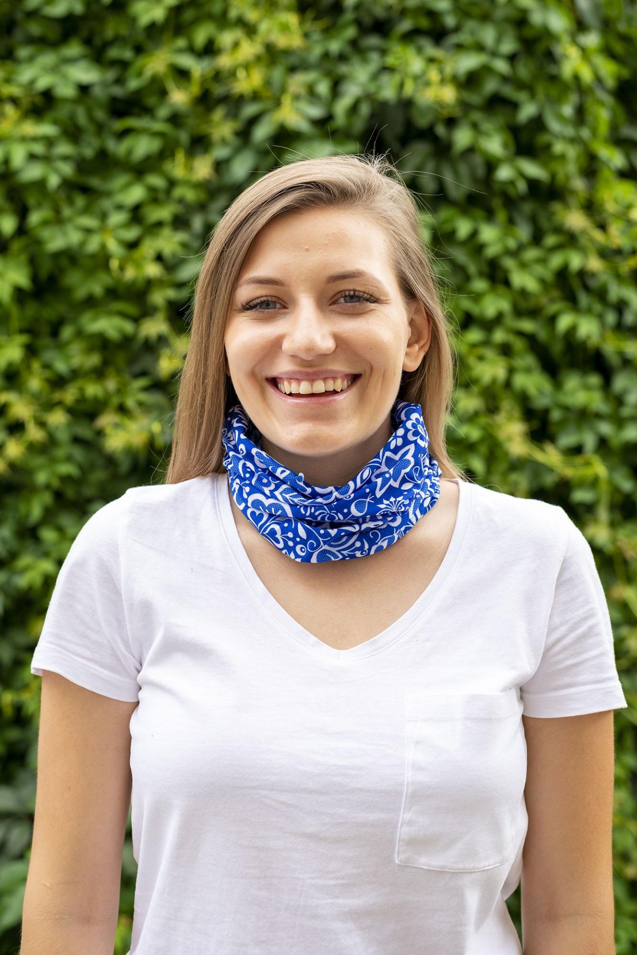 Multifunkčný šál s ľudovým motívom - biely ornament na modrom pozadí