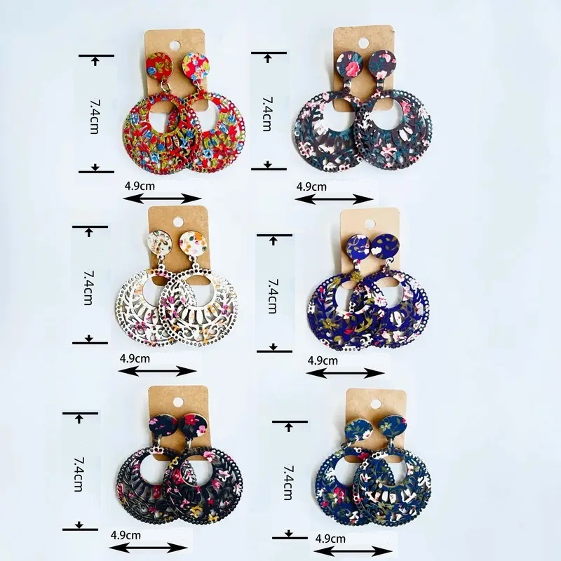 Drevené náušnice s kvetinovým motívom 