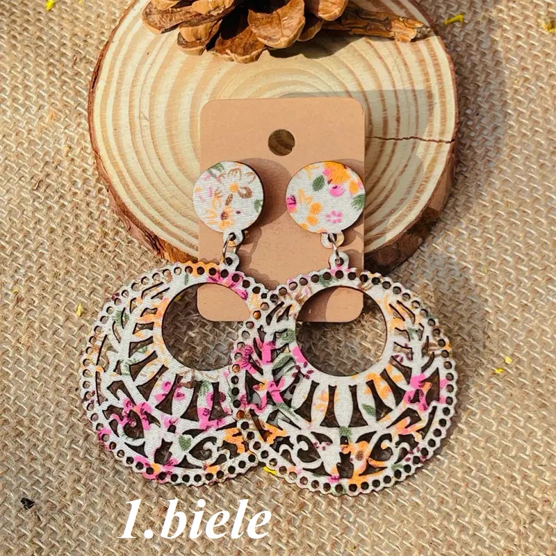 Drevené náušnice s kvetinovým motívom 