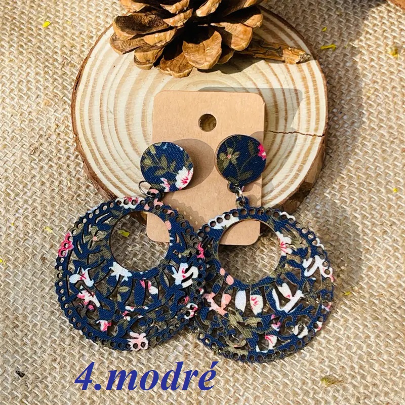 Drevené náušnice s kvetinovým motívom 