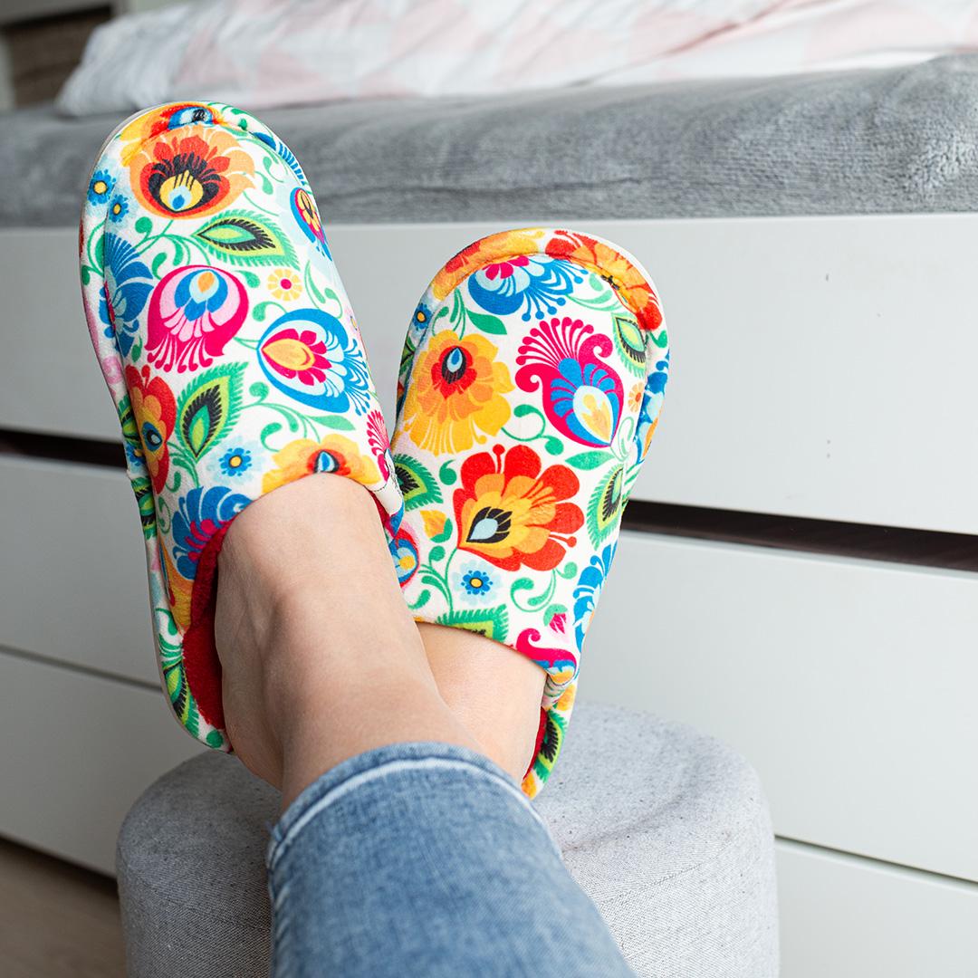 Papuče s ľudovým motívom - biele