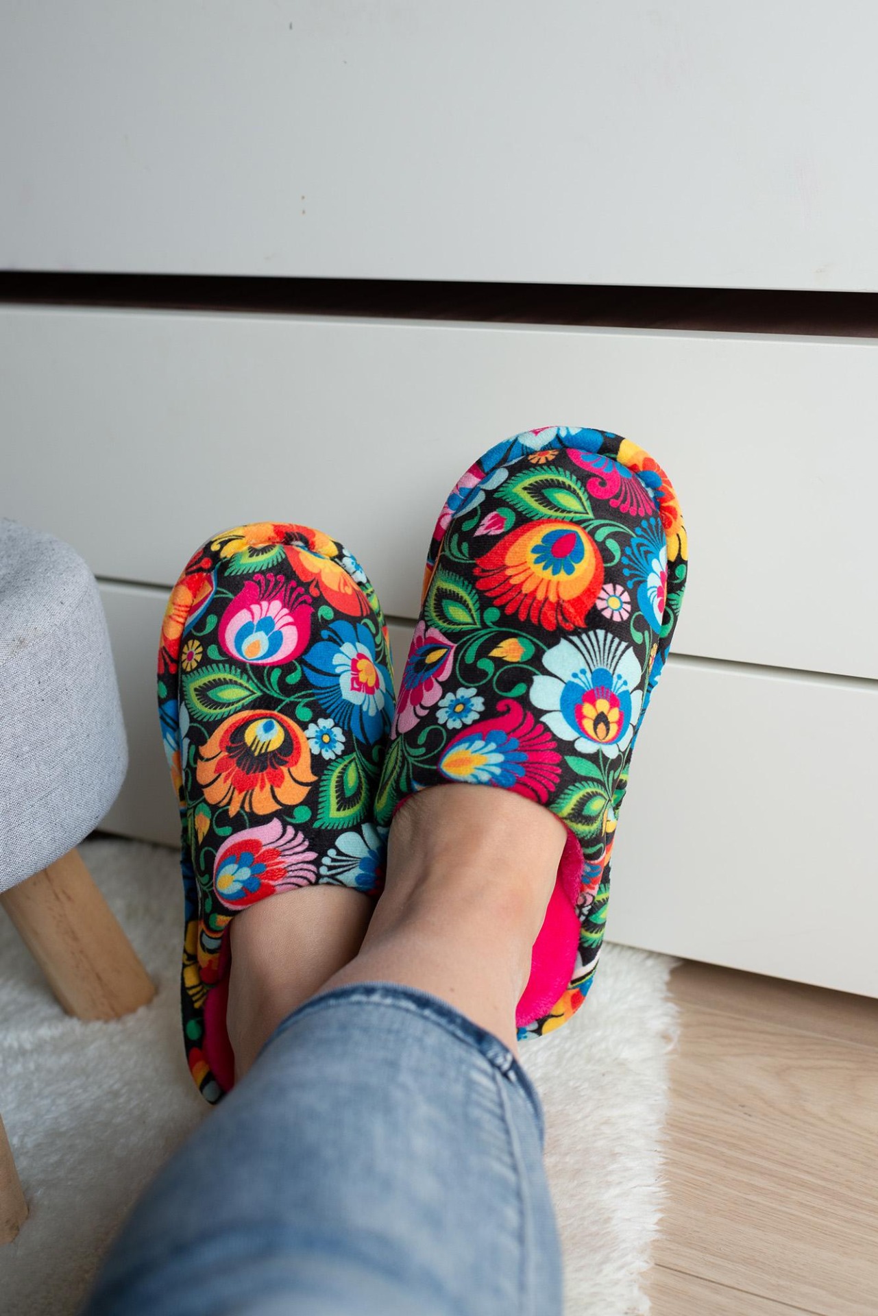 Papuče s ľudovým motívom - čierne