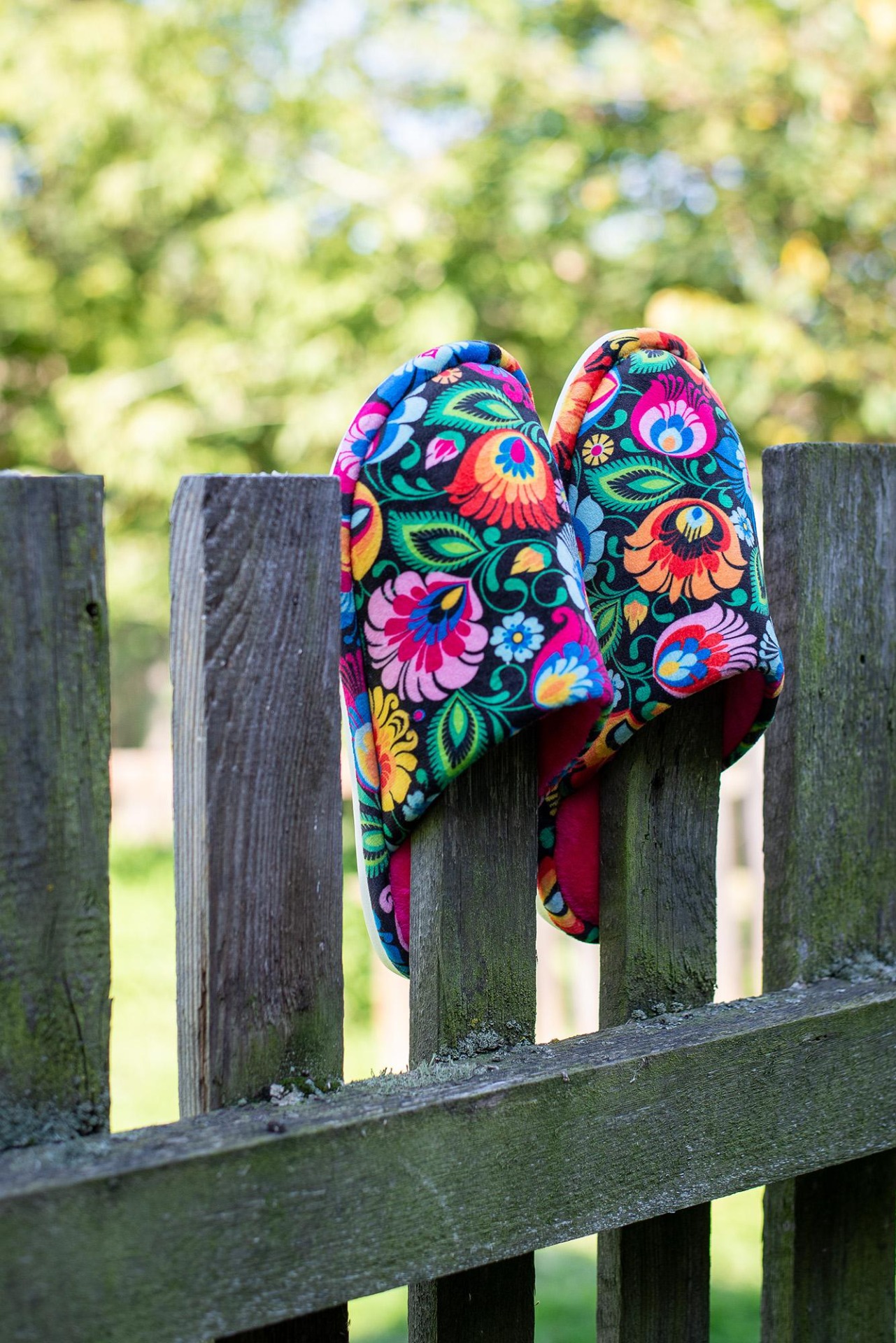 Papuče s ľudovým motívom - čierne