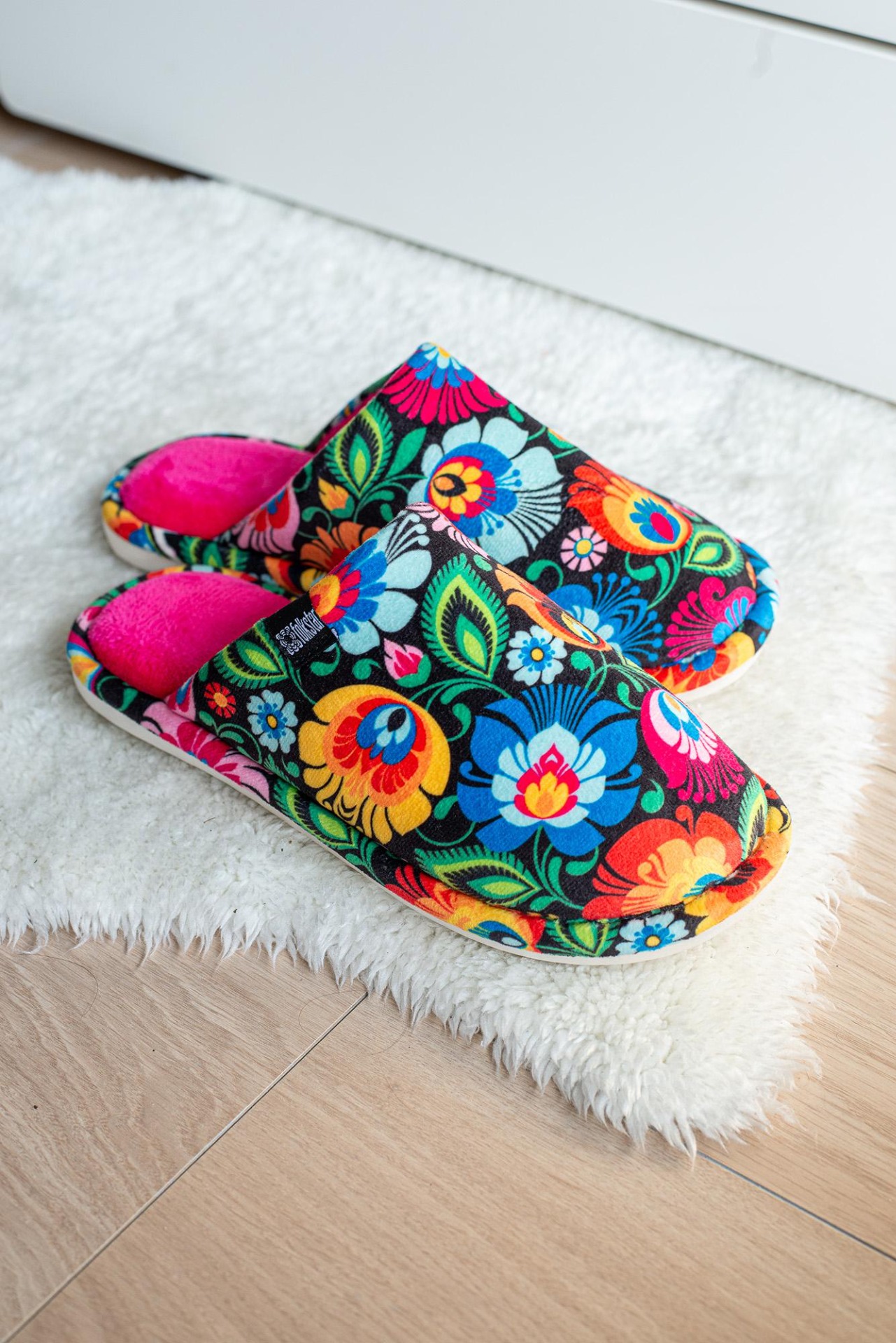 Papuče s ľudovým motívom - čierne