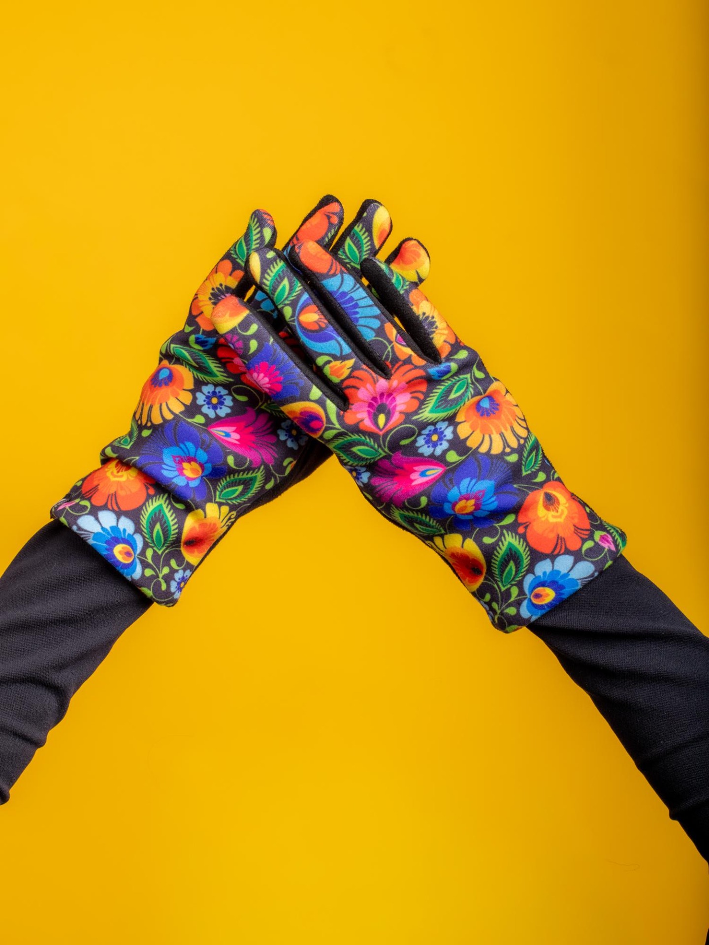 Dámske rukavice - kvety na čiernom pozadí