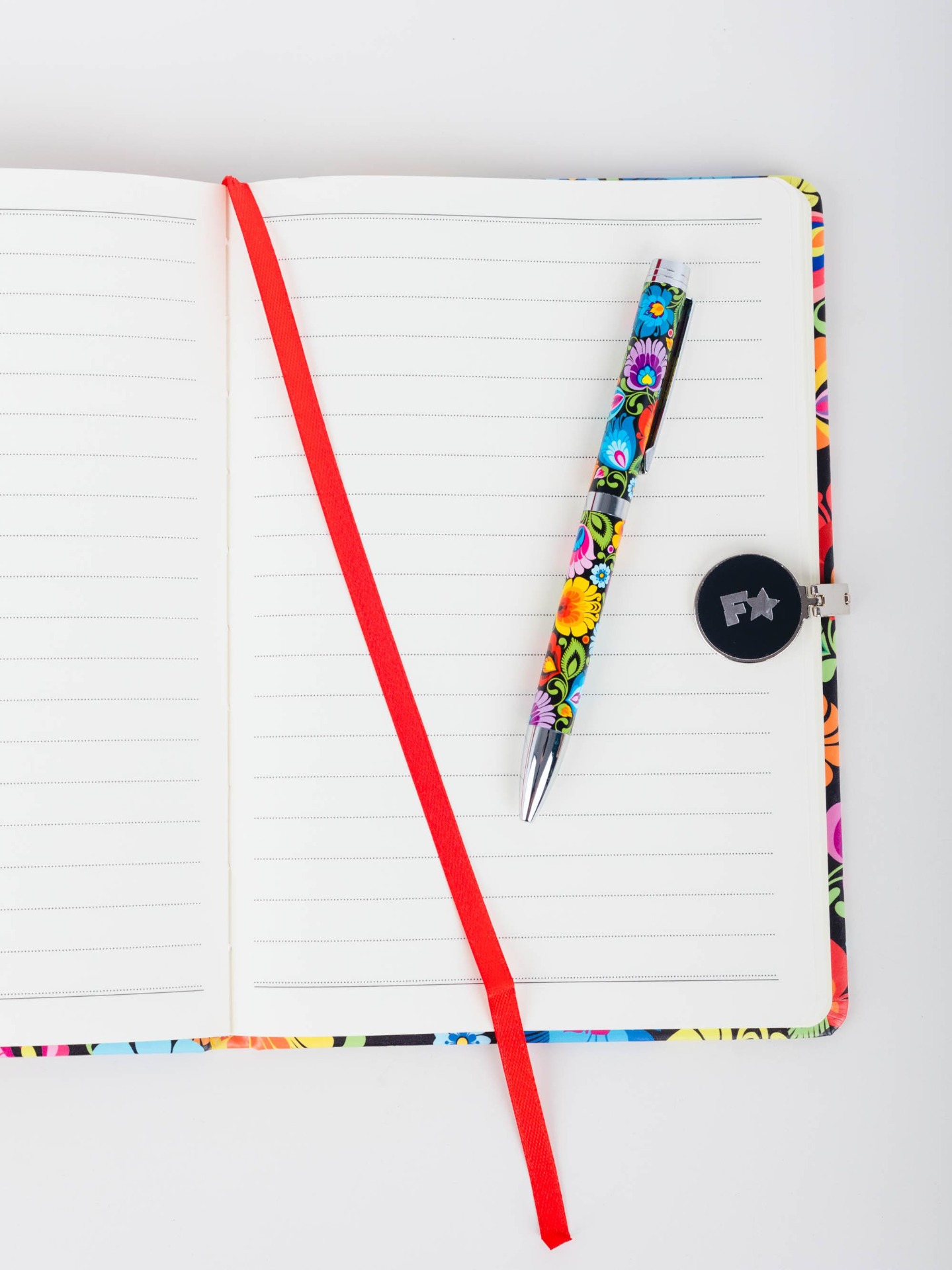 Darčeková sada v taške- zápisník a pero - kvety na čiernom pozadí