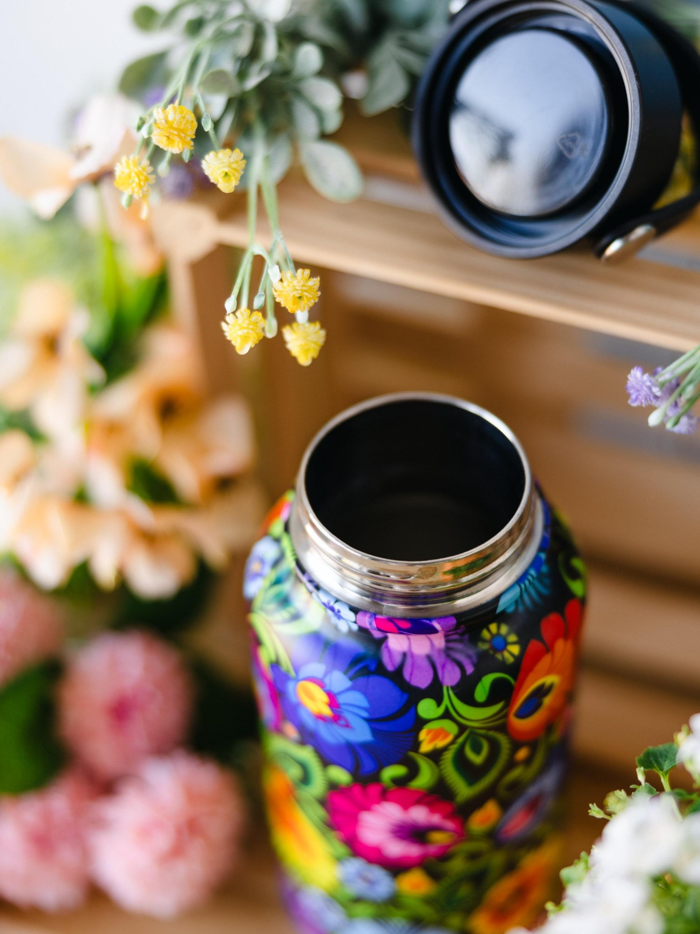 Termofľaša s ľudovým motívom 650ml - kvety na čiernom pozadí