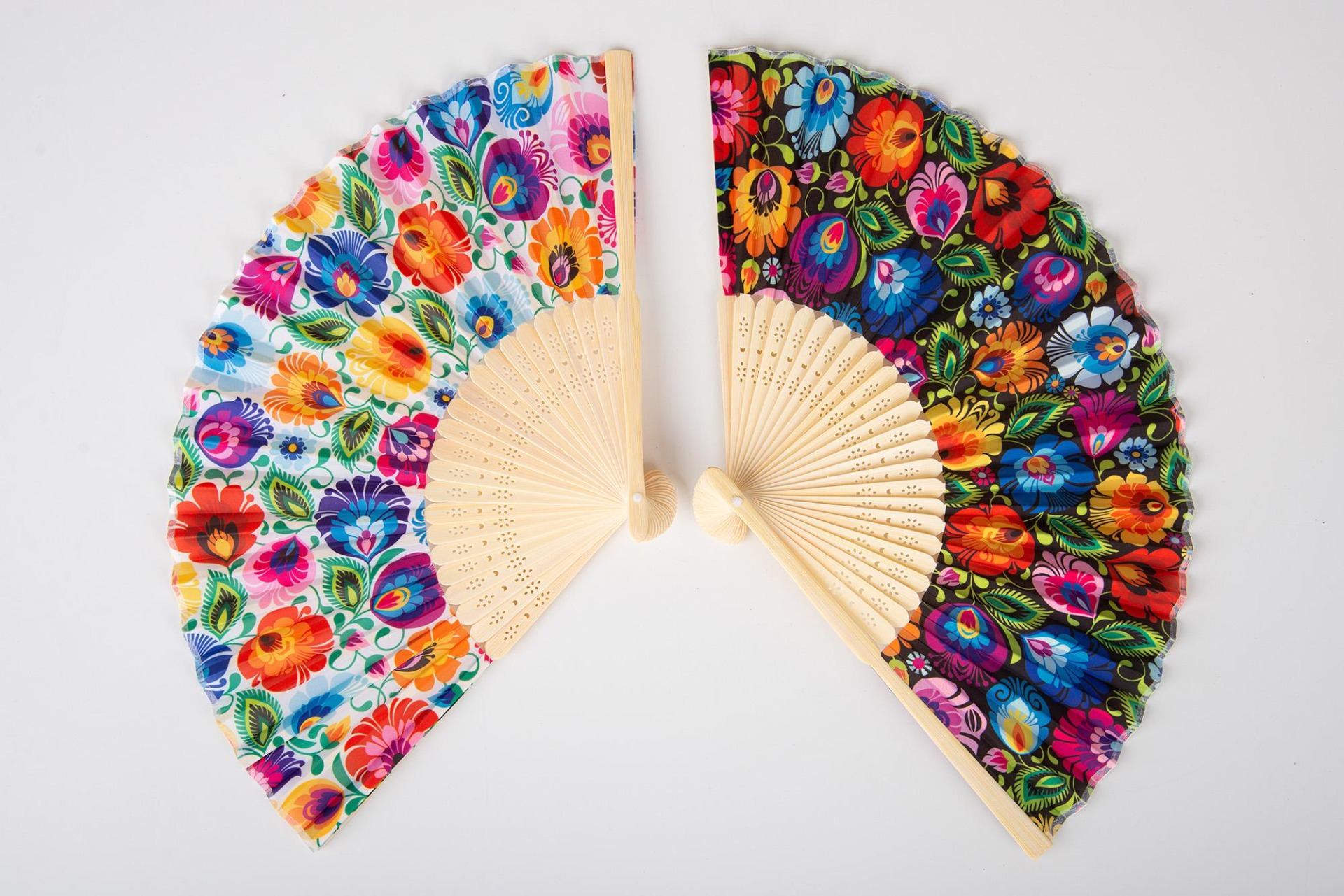 Vejár s ľudovým motívom- čierny