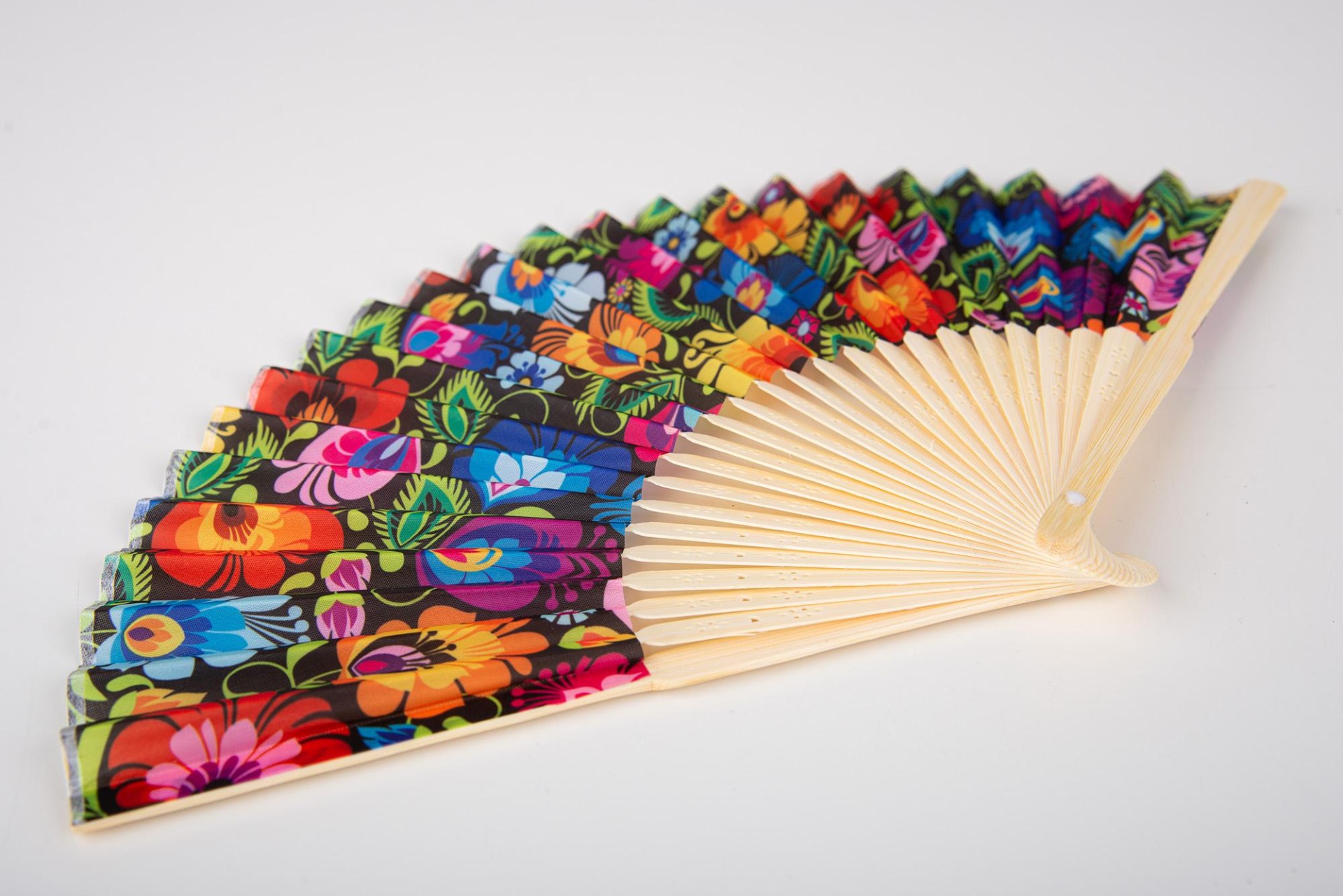 Vejár s ľudovým motívom- čierny