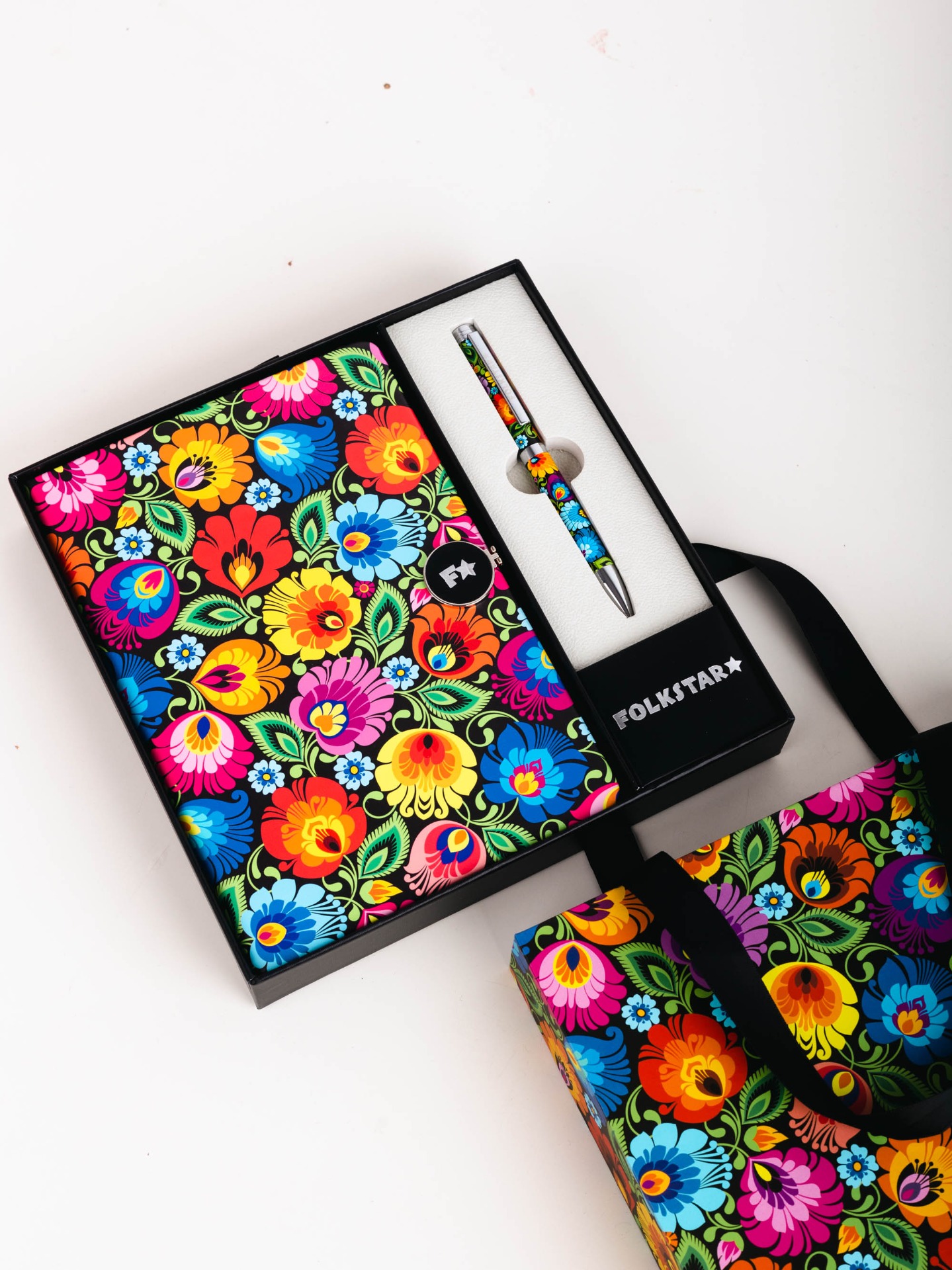 Darčeková sada v taške- zápisník a pero - kvety na čiernom pozadí