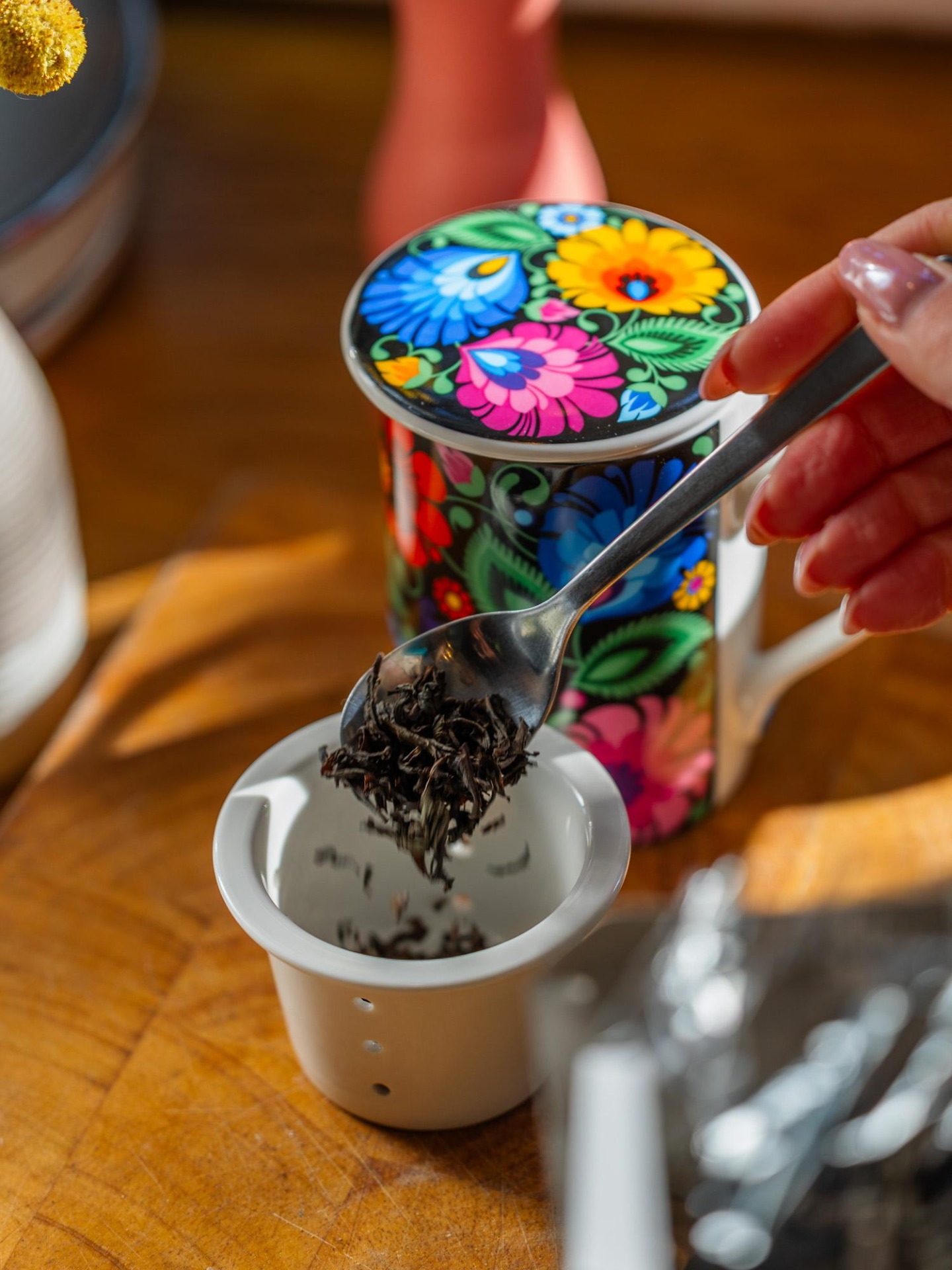 Hrnček na sypaný čaj s keramickým sitkom 280 ml - čierny