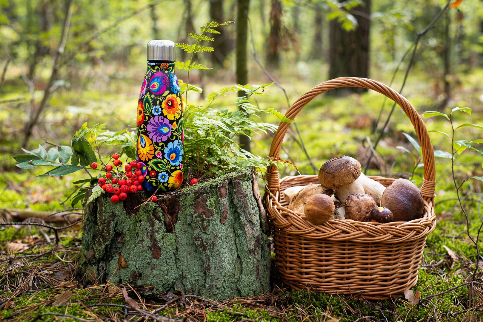 Termofľaša s ľudovým motívom 350ml - kvety na čiernom pozadí