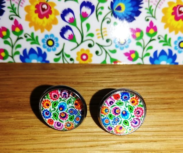 Náušnice - drobné kvety na bielom pozadí