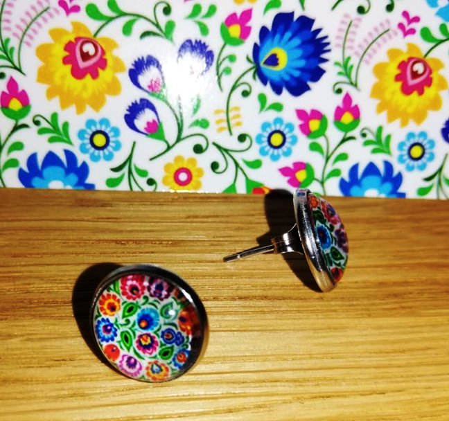 Náušnice - drobné kvety na bielom pozadí